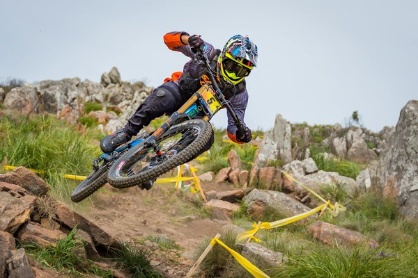 Quels exercices de musculation sont recommandés pour améliorer la puissance des jambes chez les athlètes de saut en hauteur?