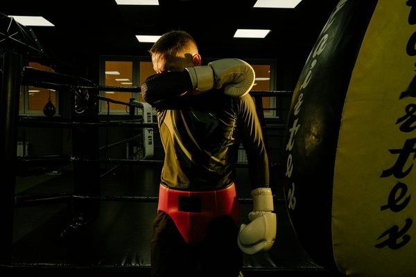 Quels exercices de musculation peuvent aider à améliorer la puissance de saut vertical chez les basketteurs?