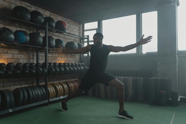 Comment les séances de yoga peuvent-elles aider les boxeurs à améliorer leur flexibilité et leur mental?