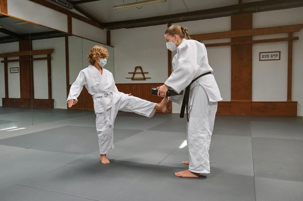 Quelles sont les techniques de défense contre les attaques au couteau enseignées en Krav Maga?